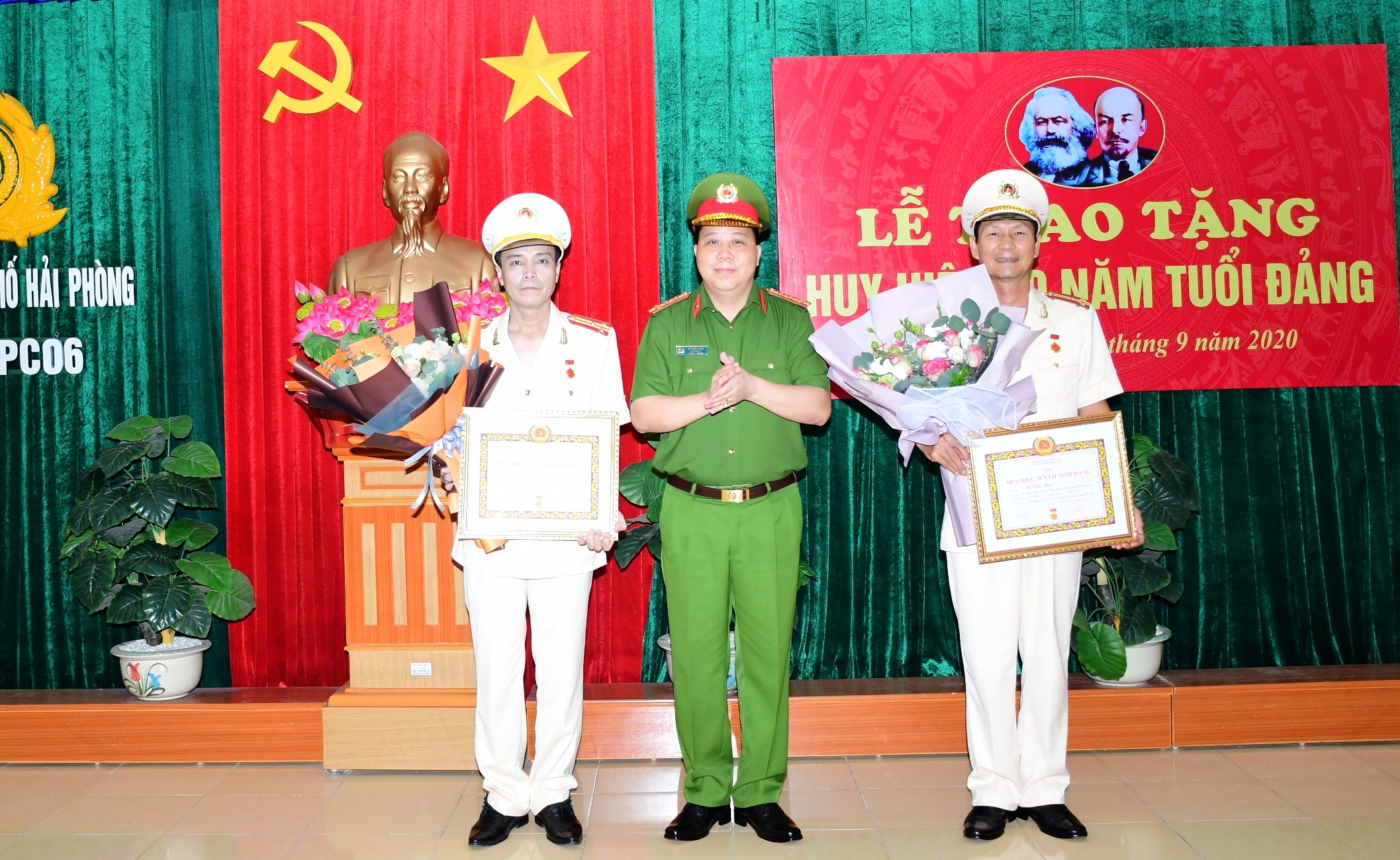 Đảng uỷ Phòng Cảnh sát QLHC về TTXH - CATP: Trao Huy hiệu 30 năm tuổi Đảng đợt 2-9-2020